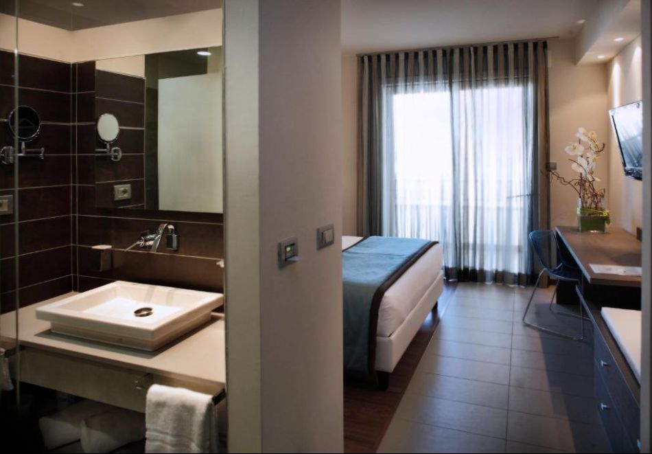 Почивка в Римини, Италия: Чартърен полет от София + 7 нощувки на човек със закуски в YES HOTEL TOURING 4*, снимка 5