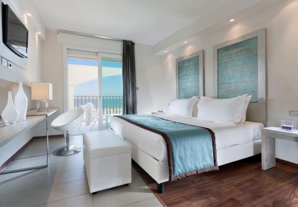 Почивка в Римини, Италия: Чартърен полет от София + 7 нощувки на човек със закуски в YES HOTEL TOURING 4*, снимка 6