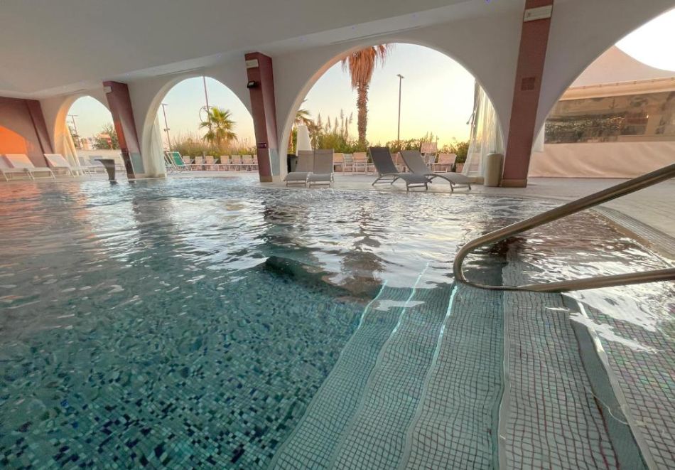 Почивка в Римини, Италия: Чартърен полет от София + 7 нощувки на човек със закуски в YES HOTEL TOURING 4*, снимка 4