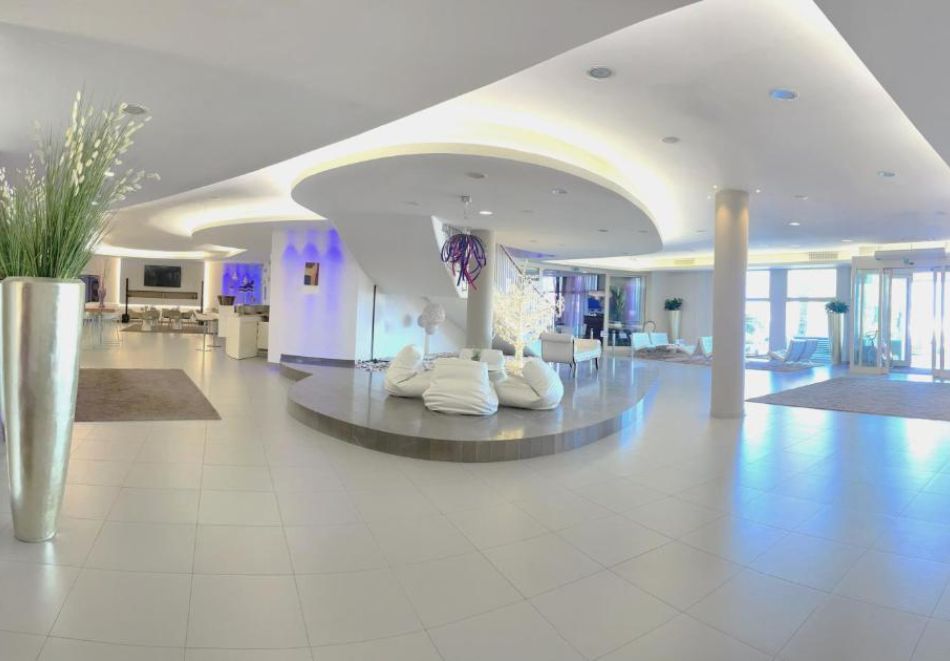 Почивка в Римини, Италия: Чартърен полет от София + 7 нощувки на човек със закуски в YES HOTEL TOURING 4*, снимка 15