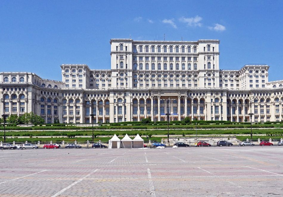 Великденска екскурзия до Синая и Букурещ, Румъния: Транспорт + 2 нощувки на човек със закуски + посещение на двореца Пелеш и Синайския манастир, снимка 2