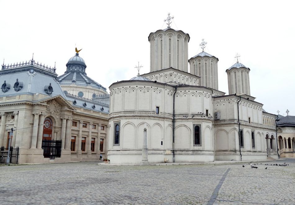 Великденска екскурзия до Синая и Букурещ, Румъния: Транспорт + 2 нощувки на човек със закуски + посещение на двореца Пелеш и Синайския манастир, снимка 3