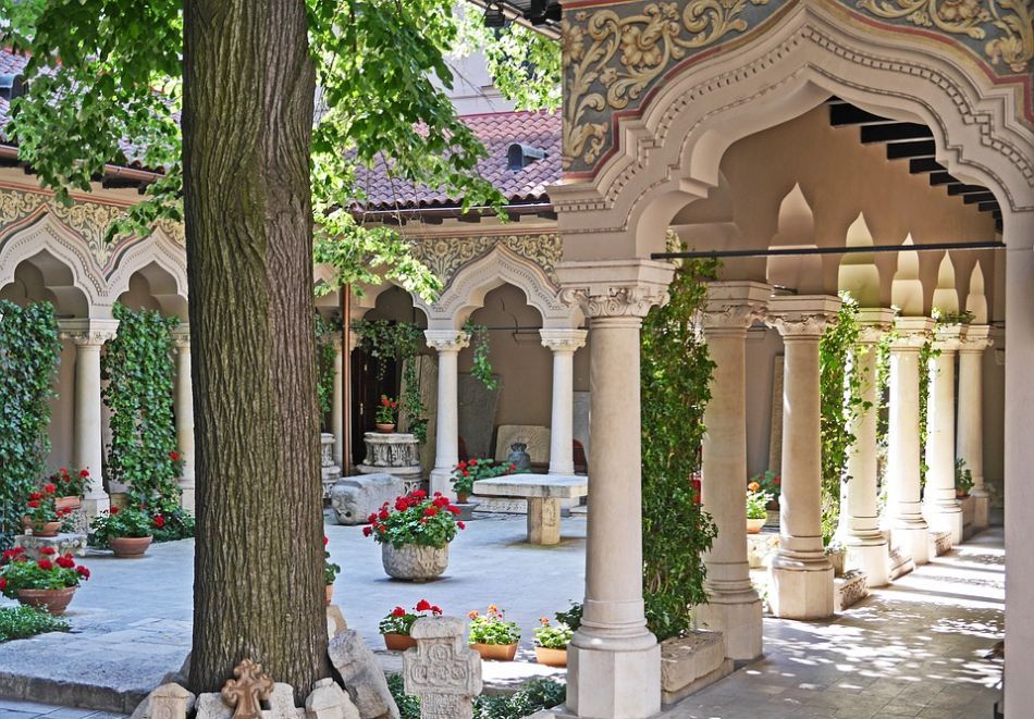 Великденска екскурзия до Синая и Букурещ, Румъния: Транспорт + 2 нощувки на човек със закуски + посещение на двореца Пелеш и Синайския манастир, снимка 8