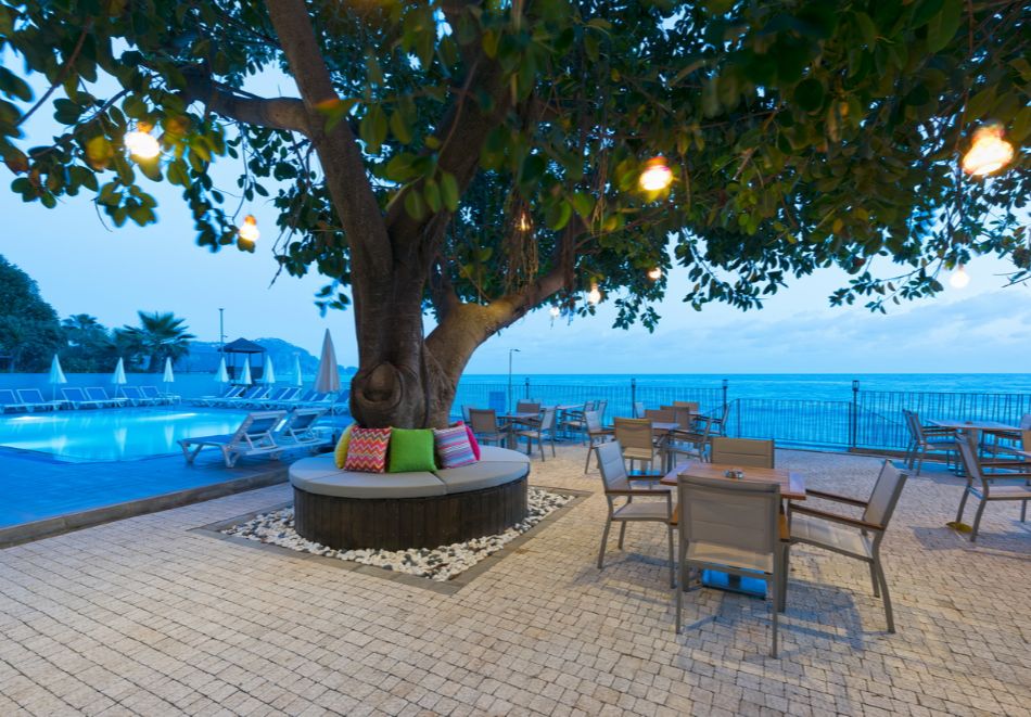 На първа линия в FLORIA BEACH HOTEL 4*, Алания, Турция: Чартърен полет от София + 7 All Inclusive нощувки на човек + басейн и частен плаж, снимка 10