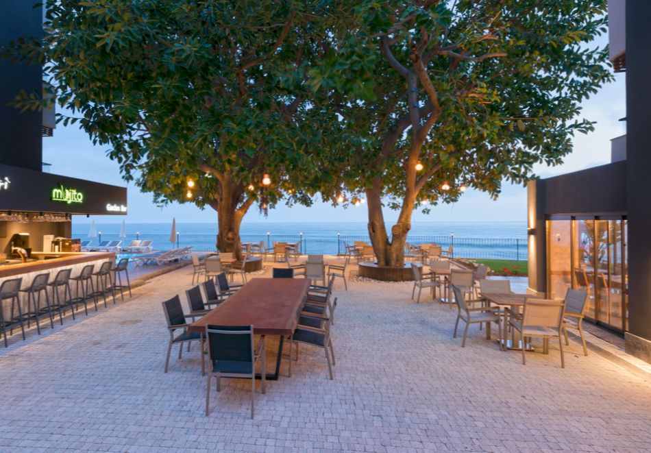 На първа линия в FLORIA BEACH HOTEL 4*, Алания, Турция: Чартърен полет от София + 7 All Inclusive нощувки на човек + басейн и частен плаж, снимка 14