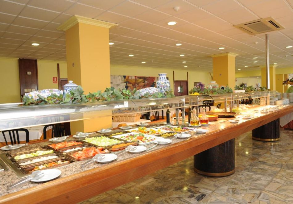 Ранни записвания на метри от плажа в Коста Дорада, Испания: 7 нощувки на човек със закуски и вечери в Natura Park 4*, Комаруга + полет от София + тур на Барселона с екскурзовод, снимка 9