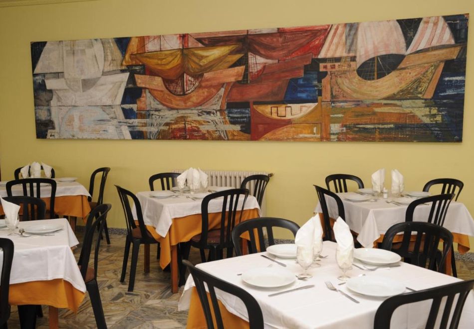 Ранни записвания на метри от плажа в Коста Дорада, Испания: 7 нощувки на човек със закуски и вечери в Natura Park 4*, Комаруга + полет от София + тур на Барселона с екскурзовод, снимка 7