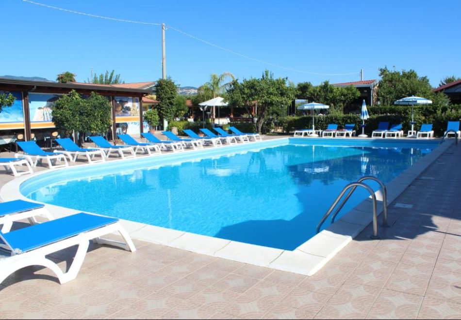 На метри от плажа в Калабрия, Италия: Полет от София + 7 нощувки за двама на All Inclusive в CLUB ESSE AQUILIA 4*, снимка 5