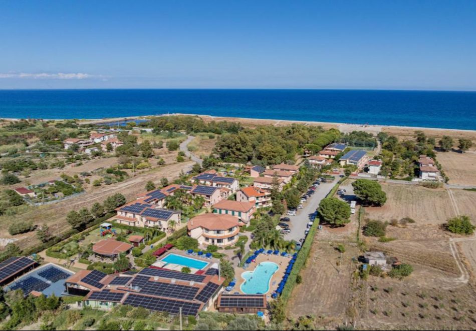 На метри от плажа в Калабрия, Италия: Полет от София + 7 нощувки за двама на All Inclusive в CLUB ESSE AQUILIA 4*, снимка 2