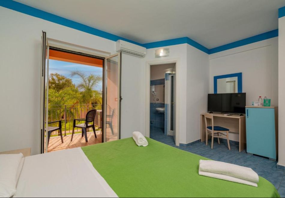 На метри от плажа в Калабрия, Италия: Полет от София + 7 нощувки за двама на All Inclusive в CLUB ESSE AQUILIA 4*, снимка 7