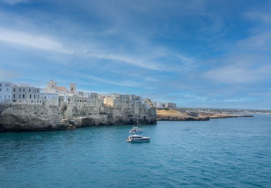 Екскурзия до Бари, Италия: Полет от София + 3 нощувки на човек със закуски. Възможност за посещение на Локоротондо, Алберобело, Полиняно а Маре и Мъртвия град - Матера., снимка 3