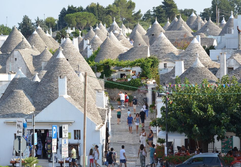 Екскурзия до Бари, Италия: Полет от София + 3 нощувки на човек със закуски. Възможност за посещение на Локоротондо, Алберобело, Полиняно а Маре и Мъртвия град - Матера., снимка 5