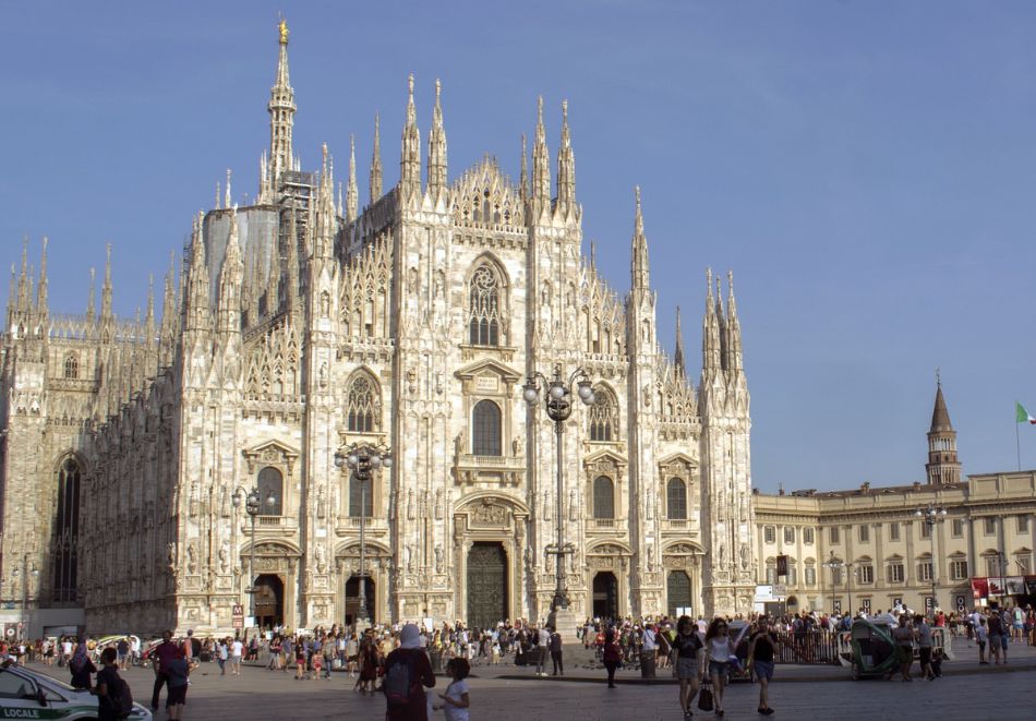 Екскурзия до Милано и езерото Гарда, Италия: Полет от Варна + 5 нощувки на човек със закуски + тур до Сирмионе с възможност за Сейнт Мориц и езерата Комо, Лугано и Маджоре, снимка 3