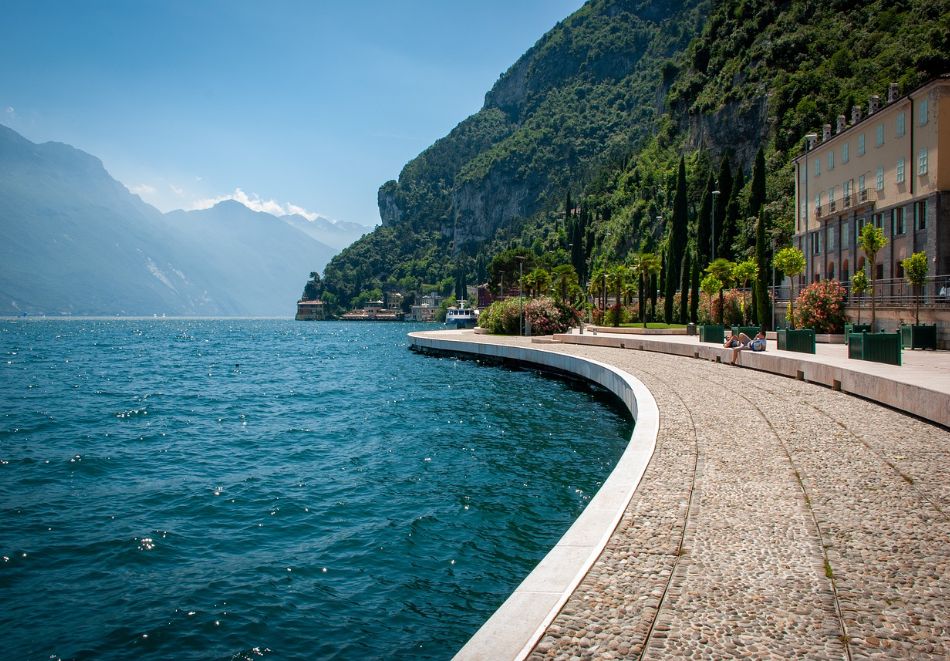Екскурзия до Милано и езерото Гарда, Италия: Полет от Варна + 5 нощувки на човек със закуски + тур до Сирмионе с възможност за Сейнт Мориц и езерата Комо, Лугано и Маджоре, снимка 11