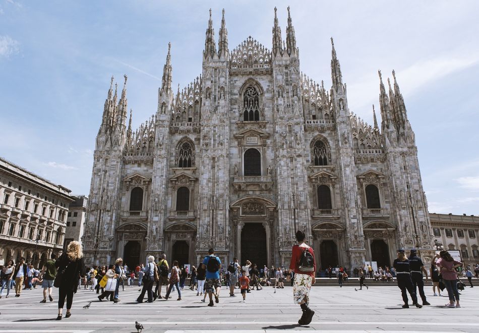 Екскурзия до Верона и Милано, Италия: Самолетен билет от Варна + 3 нощувки на човек със закуски + тур на езерото Гарда и възможност за посещение на Гардаленд!, снимка 5