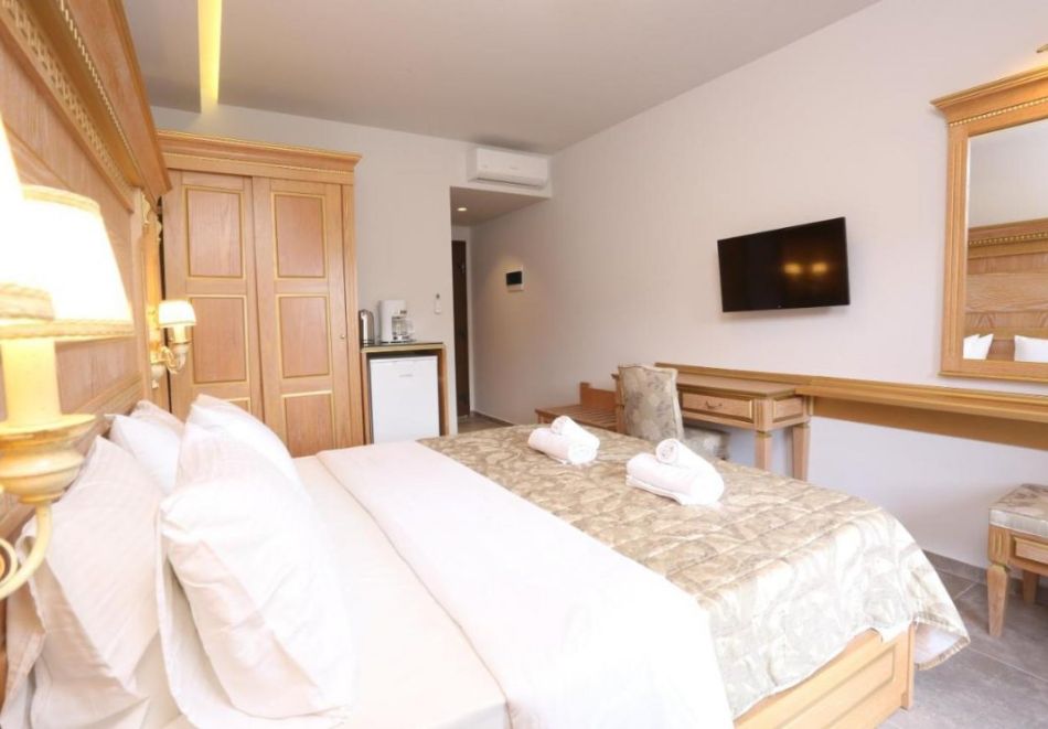 На 200м. от плажа в Пефкохори, Гърция: Нощувка на човек със закуска и вечеря + басейн в хотел Anna Maria Paradise***, снимка 11