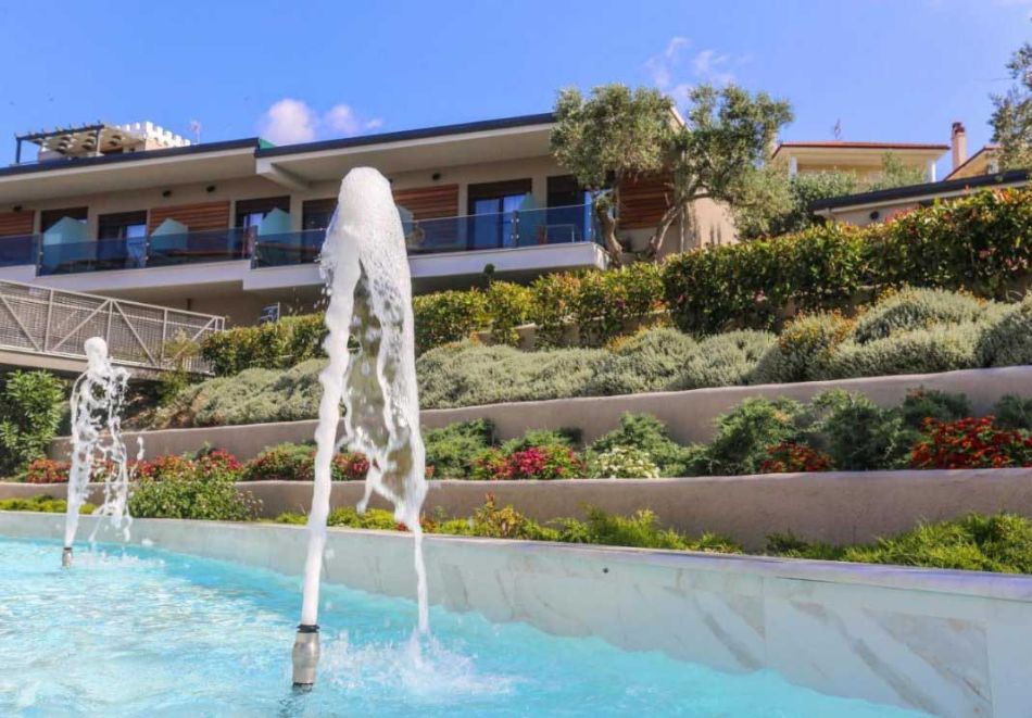 На 200м. от плажа в Пефкохори, Гърция: Нощувка на човек със закуска и вечеря + басейн в хотел Anna Maria Paradise***, снимка 10