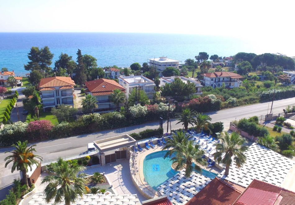 На 200м. от плажа в Пефкохори, Гърция: Нощувка на човек със закуска и вечеря + басейн в хотел Anna Maria Paradise***, снимка 3