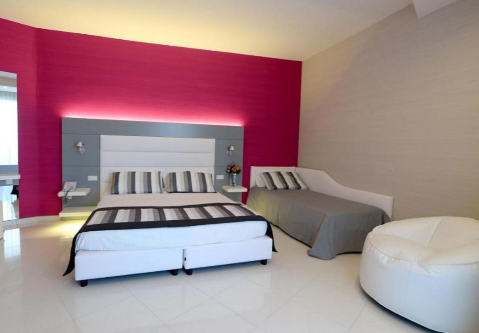 На първа линия в Бая Домиция, Кампания, Италия: Полет от София + 7 нощувки на човек със закуски и вечери в хотел Giulivo Lux 4*  + басейн и частен плаж, снимка 4