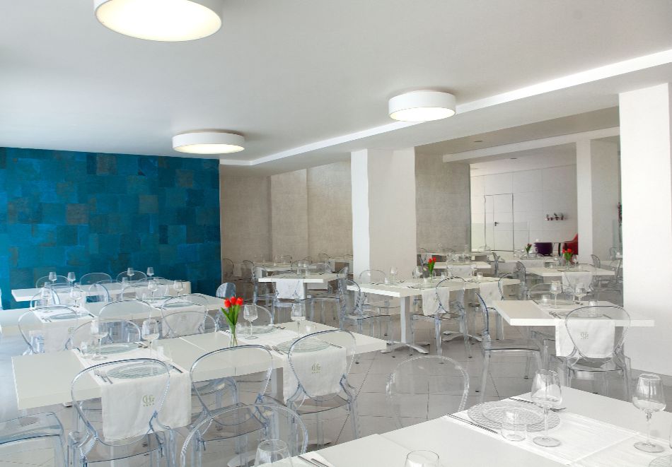 На първа линия в Бая Домиция, Кампания, Италия: Полет от София + 7 нощувки на човек със закуски и вечери в хотел Giulivo Lux 4*  + басейн и частен плаж, снимка 8