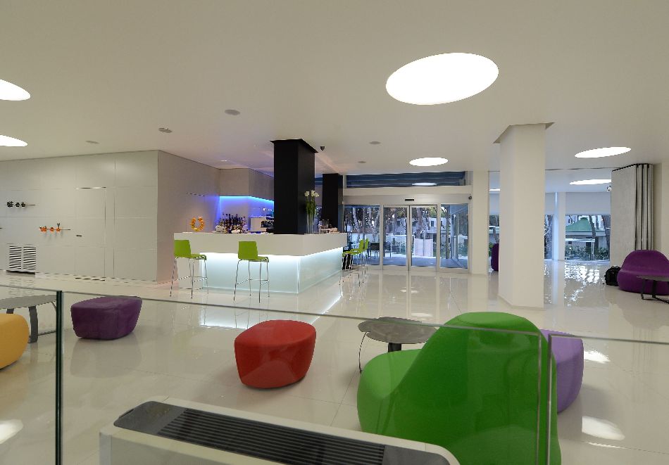 На първа линия в Бая Домиция, Кампания, Италия: Полет от София + 7 нощувки на човек със закуски и вечери в хотел Giulivo Lux 4*  + басейн и частен плаж, снимка 10