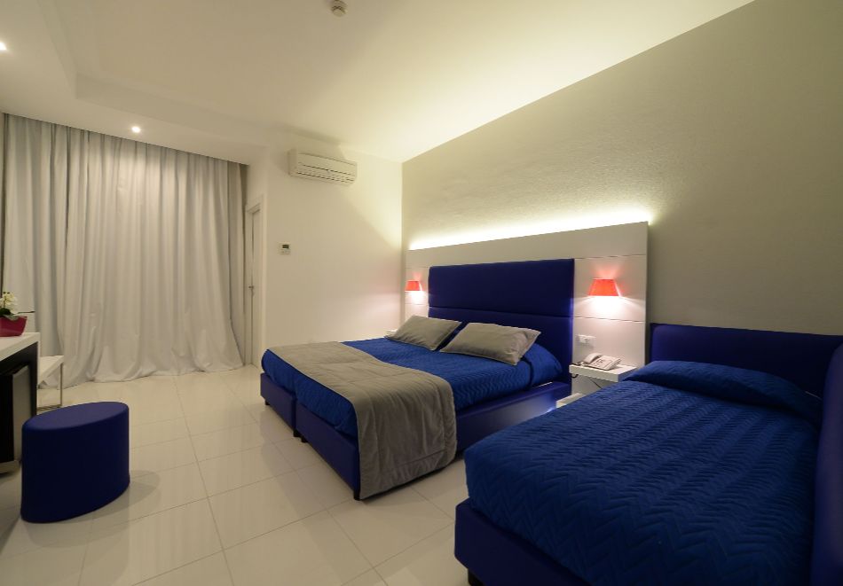 На първа линия в Бая Домиция, Кампания, Италия: Полет от София + 7 нощувки на човек със закуски и вечери в хотел Giulivo Lux 4*  + басейн и частен плаж, снимка 3