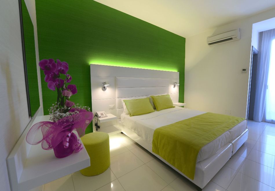 На първа линия в Бая Домиция, Кампания, Италия: Полет от София + 7 нощувки на човек със закуски и вечери в хотел Giulivo Lux 4*  + басейн и частен плаж, снимка 5