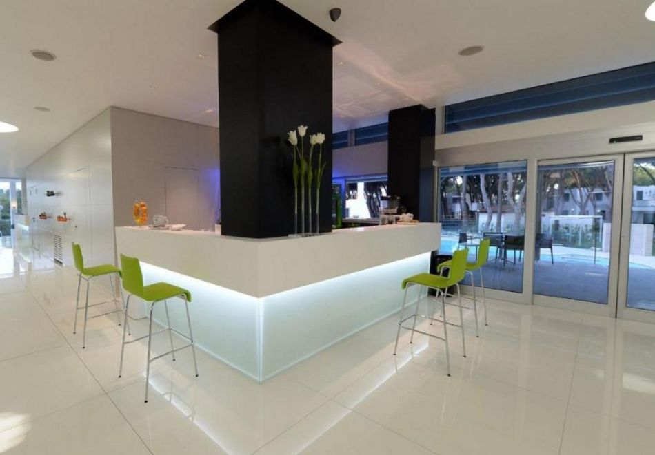 На първа линия в Бая Домиция, Кампания, Италия: Полет от София + 7 нощувки на човек със закуски и вечери в хотел Giulivo Lux 4*  + басейн и частен плаж, снимка 11