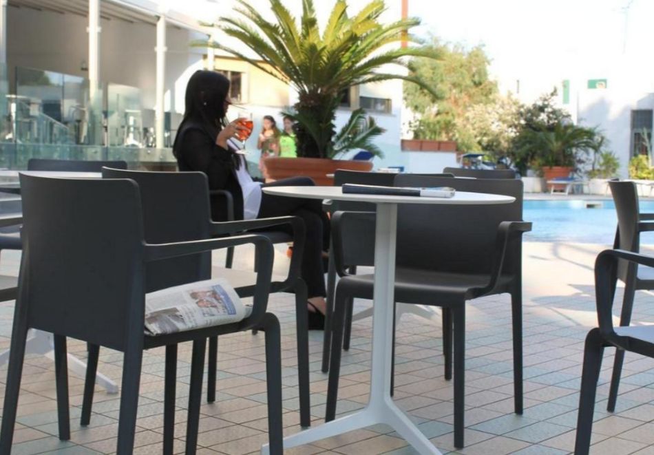 На първа линия в Бая Домиция, Кампания, Италия: Полет от София + 7 нощувки на човек със закуски и вечери в хотел Giulivo Lux 4*  + басейн и частен плаж, снимка 12