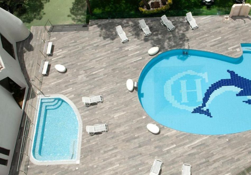 На първа линия в Бая Домиция, Кампания, Италия: Полет от София + 7 нощувки на човек със закуски и вечери в хотел Giulivo Lux 4*  + басейн и частен плаж, снимка 2