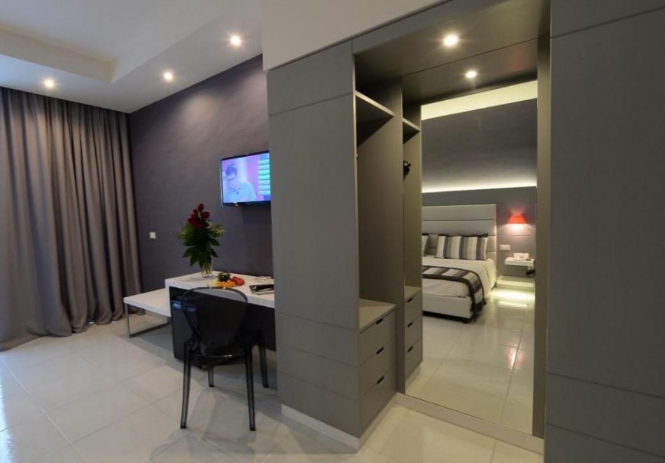 На първа линия в Бая Домиция, Кампания, Италия: Полет от София + 7 нощувки на човек със закуски и вечери в хотел Giulivo Lux 4*  + басейн и частен плаж, снимка 6