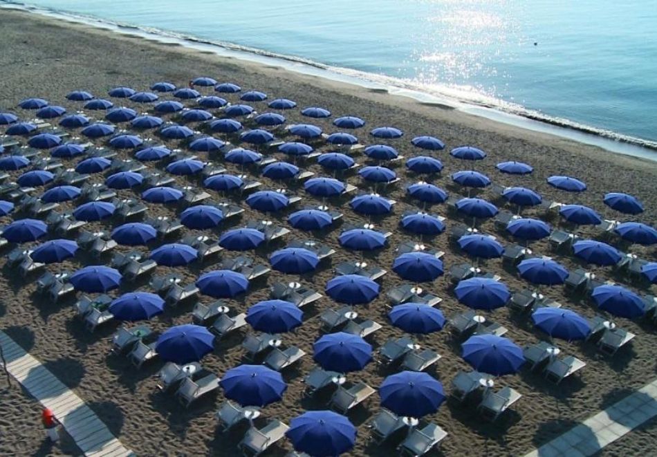 На 250м. от плажа в Пулия, Италия + обиколка на Бари: Полет от София + 7 нощувки на човек със закуски и вечери в Akiris Resort 4*, снимка 12