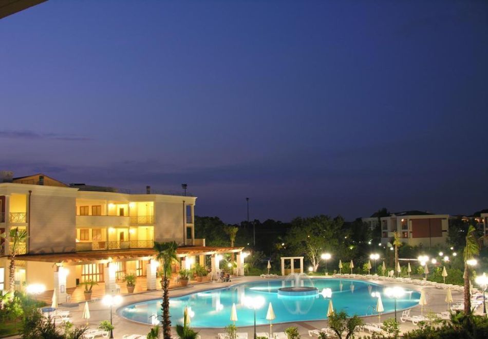 На 250м. от плажа в Пулия, Италия + обиколка на Бари: Полет от София + 7 нощувки на човек със закуски и вечери в Akiris Resort 4*, снимка 3