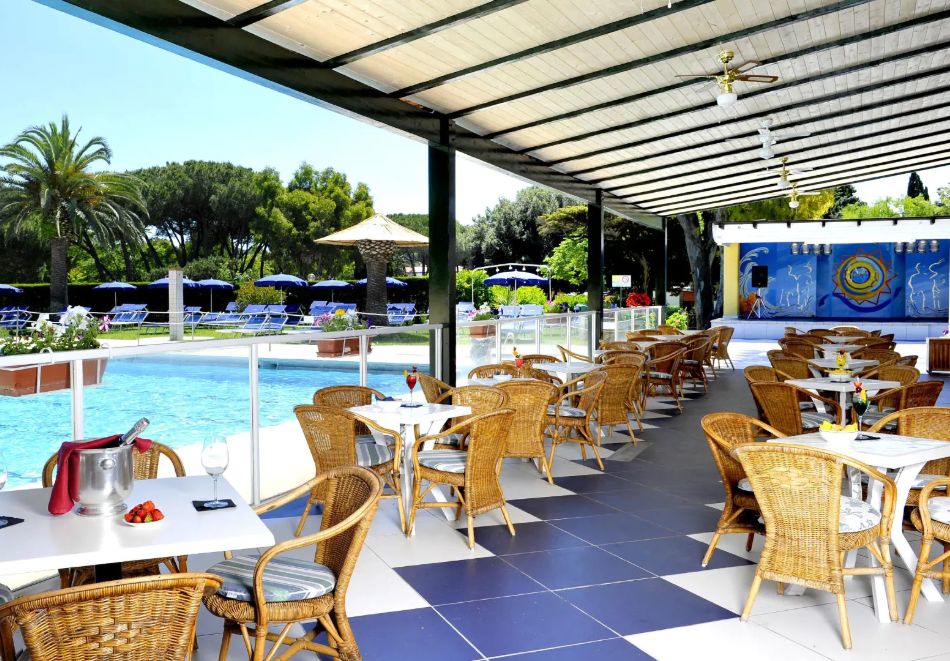 Ранни записвания на метри от плажа в Кампания, Италия: Полет от София + 7 нощувки на човек със закуски и вечери в хотел La Serra Italy Village Beach Resort 4* + басейн, чадър и шезлонг на плажа, снимка 3