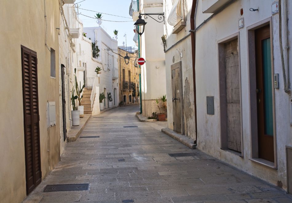 Обиколен тур на Пулия, Италия: Полет от София + 7 нощувки със закуски и вечери на човек + екскурзии до Бари и Полиняно а Маре, Матера, Алберобело и Локоротондо, Лече и Отранто, Галиполи и Санта Мария ди Леука, Остуни и Монополи, снимка 3