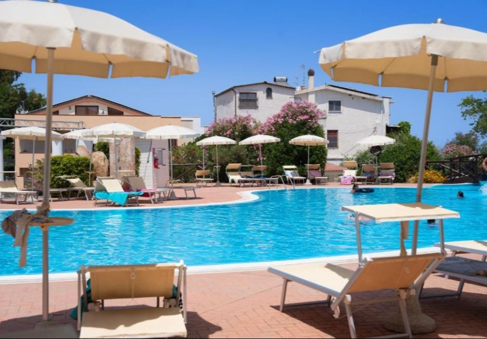 Почивка в тюркоазена Сардиния, Италия: Полет от София + 7 нощувки на човек на база All Inclusive Soft в Calla Della Torre Superior 4*, снимка 5