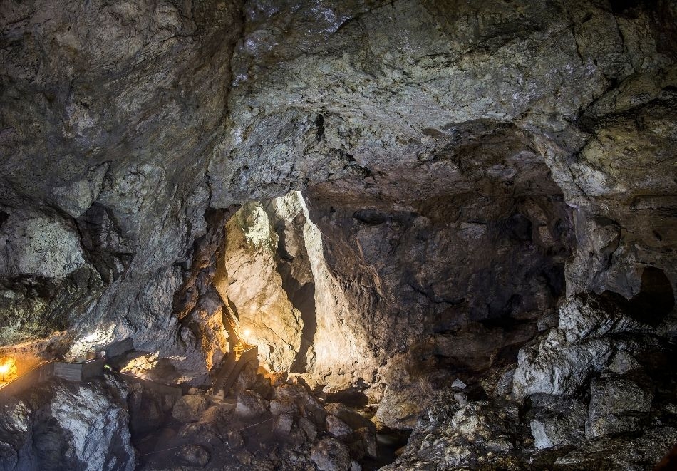 Екскурзия до Бачковски манастир, Широка Лъка, Пампорово: Автобусен транспорт + 1 нощувка на човек със закуска и вечеря и транспорт до Дяволското гърло и Ягодинска пещера!, снимка 5