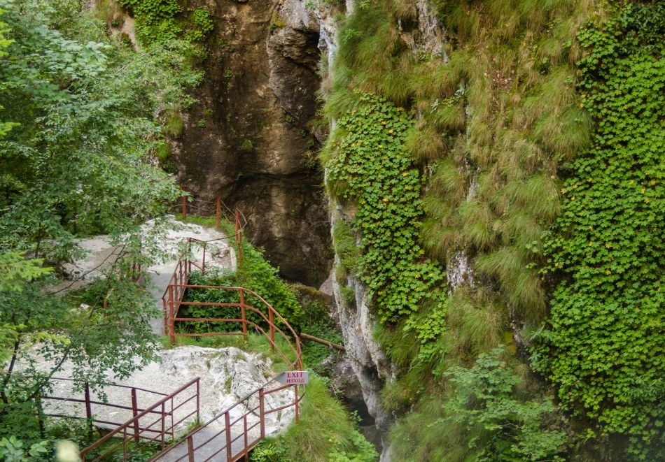 Екскурзия до Бачковски манастир, Широка Лъка, Пампорово: Автобусен транспорт + 1 нощувка на човек със закуска и вечеря и транспорт до Дяволското гърло и Ягодинска пещера!, снимка 3