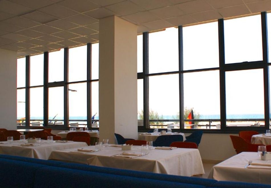 На първа линия в Римини, Италия: Полет от София + 7 нощувки със закуски и вечери на човек в хотел PALAZZO CAVEJA, снимка 8