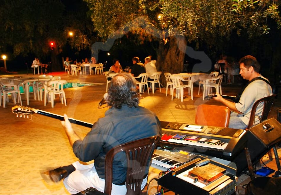 Почивка на метри от плажа на о. Тасос, Гърция: Автобусен транспорт + 5 нощувки на човек със закуски и вечери, снимка 7