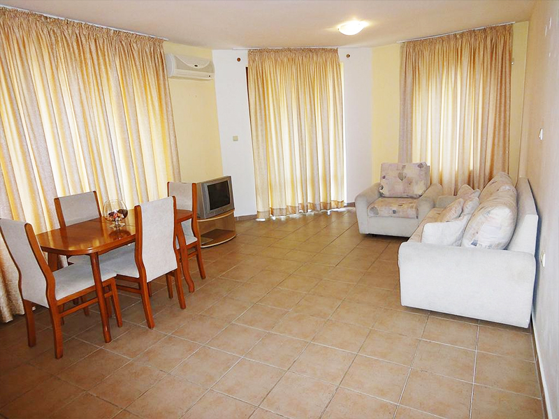 Нощувка на човек + басейн на 250 метра от плажа в хотел Съмър Дриймс, Слънчев бряг!, снимка 6