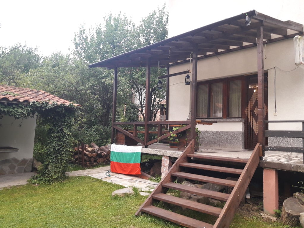 Нощувка за до 12 човека + трапезария, барбекю и сезонен басейн в къща Под ябълката край Троян - с. Шипково