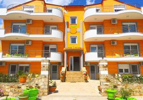 Нощувка в делукс апартамент за четирима, петима или шестима от Хотел Orange House, Керамоти, Гърция