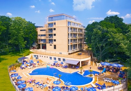 Нощувка на човек на база All Inclusive + басейн и анимация от хотел Холидей Парк****, Златни пясъци
