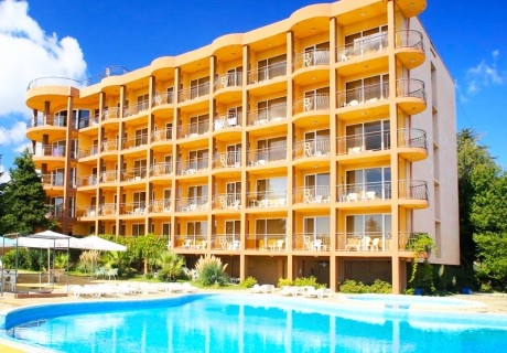 Нощувка на човек на база All Inclusive + басейн и собствен плаж от хотел Бона Вита, Златни пясъци.