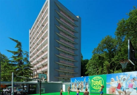 Нощувка на човек на база All Inclusive + басейн в хотел Царевец, Златни пясъци