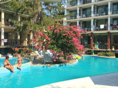 Юни в Парк хотел Бриз***, Златни Пясъци! Нощувка на човек на база All Inclusive + басейн. Дете до 12г. - БЕЗПЛАТНО!