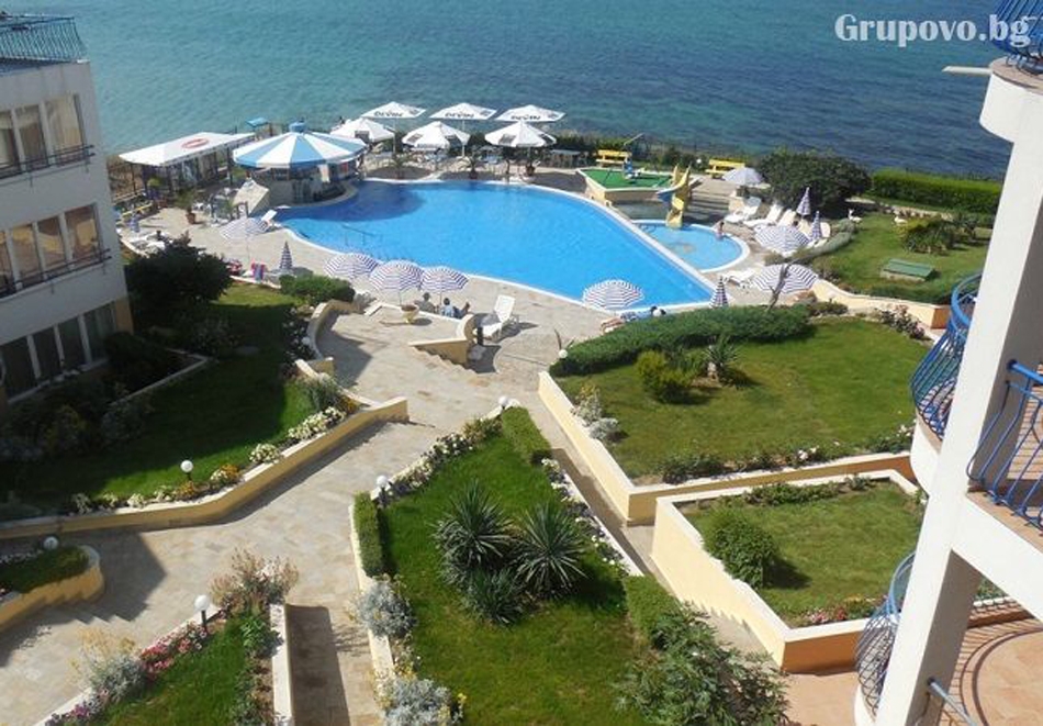 На ПЪРВА линия в Созопол! 1, 3, 5 или 7 нощувки за двама или четирима + басейн от Апартхотел Панорама