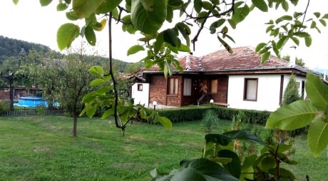 Нощувка за до 10 човека + механа и басейн в самостоятелна къща Равеста в Еленския Балкан - с. Руховци