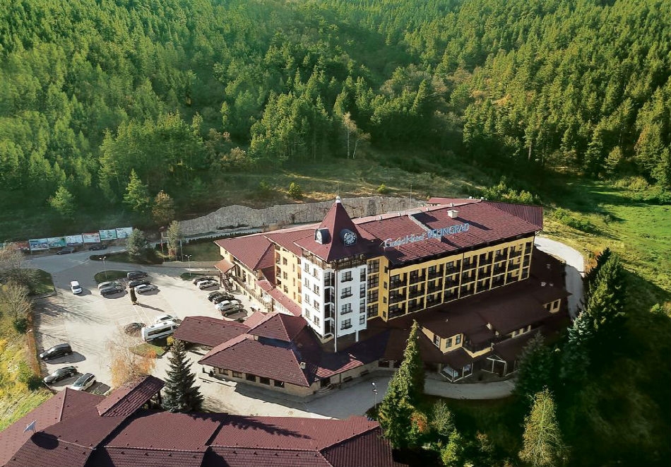 Нощувка на човек със закуска и вечеря + минерални басейни и СПА пакет в Гранд хотел Велинград